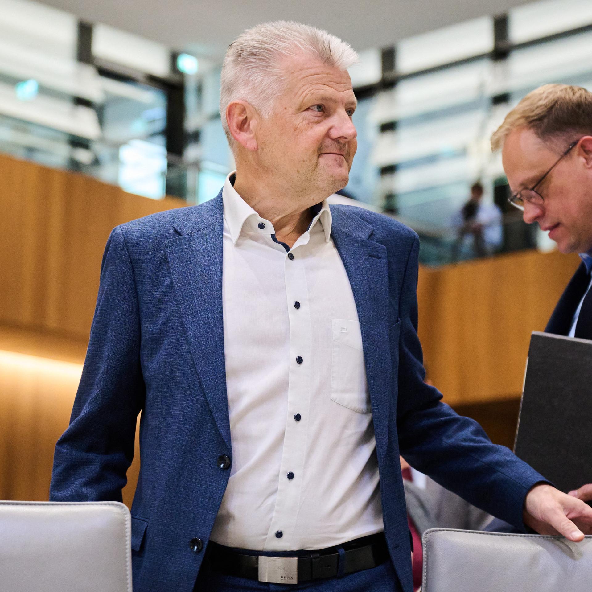 Niedersachsen, Hannover: Stefan Politze (l), Fraktionsvorsitzender der SPD im niedersächsischen Landtag, steht im Plenarsaal des Parlaments.