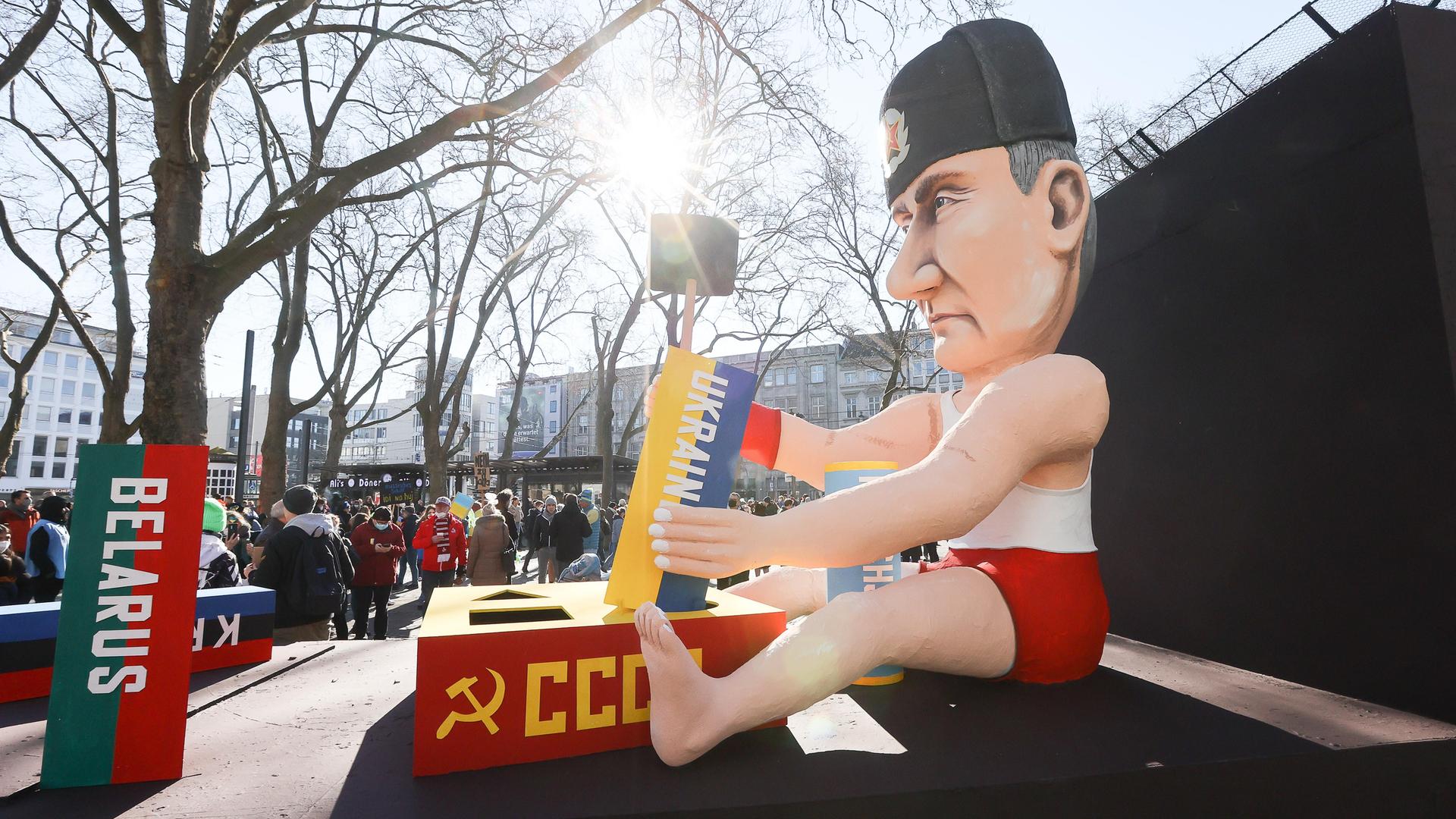 Putin-Motivwagen beim Rosenmontag in Köln