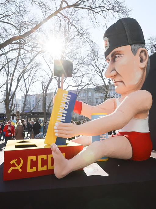 Putin-Motivwagen beim Rosenmontag in Köln