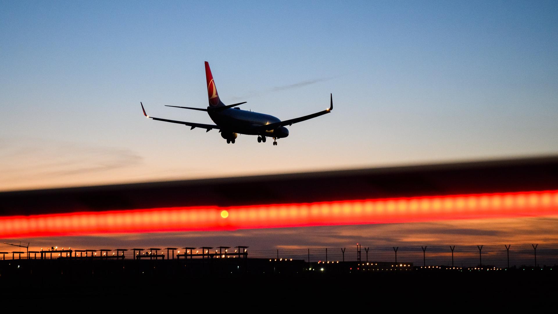 Ein Flugzeug von Turkish Airlines - Flug TK1555 von Istanbul nach Hannover - landet am Flughafen Hannover. 