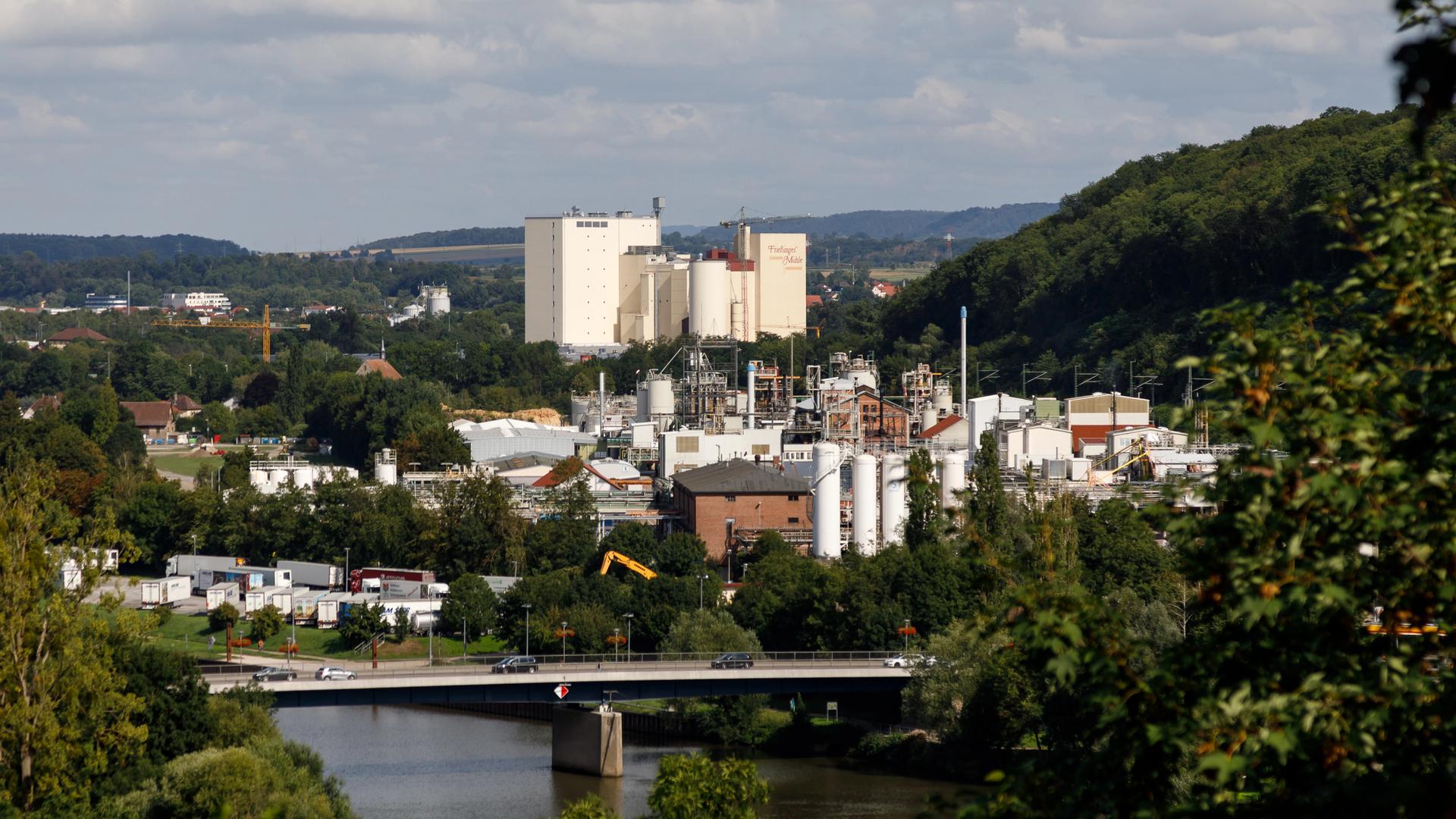 Foto einer Chemiefabrik des Chemieunternehmens Solvay am Ufer des Neckars in Bad Wimpfen.