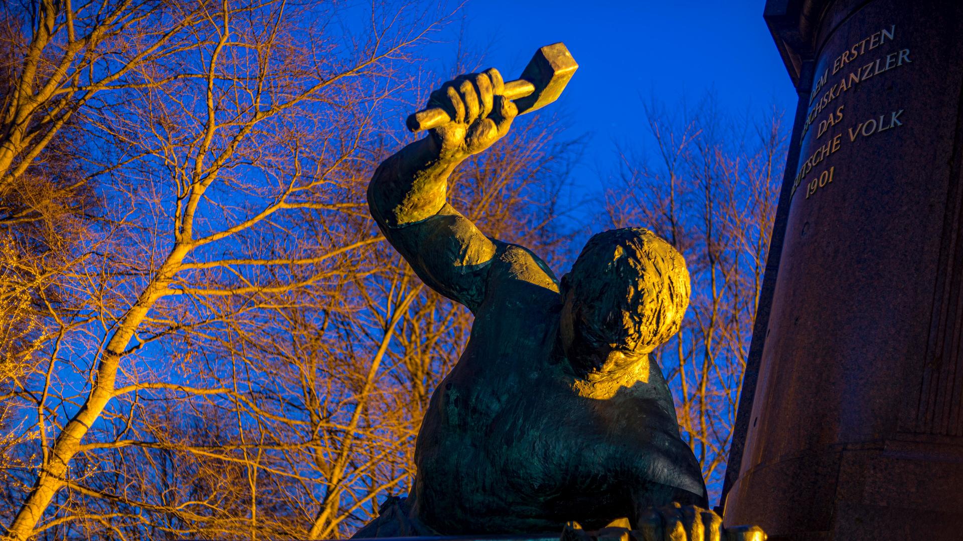 Siegfried schmiedet das Schwert bei dieser Statue zu Ehren des ersten Reichskanzlers Otto von Bismarck in Berlin.
