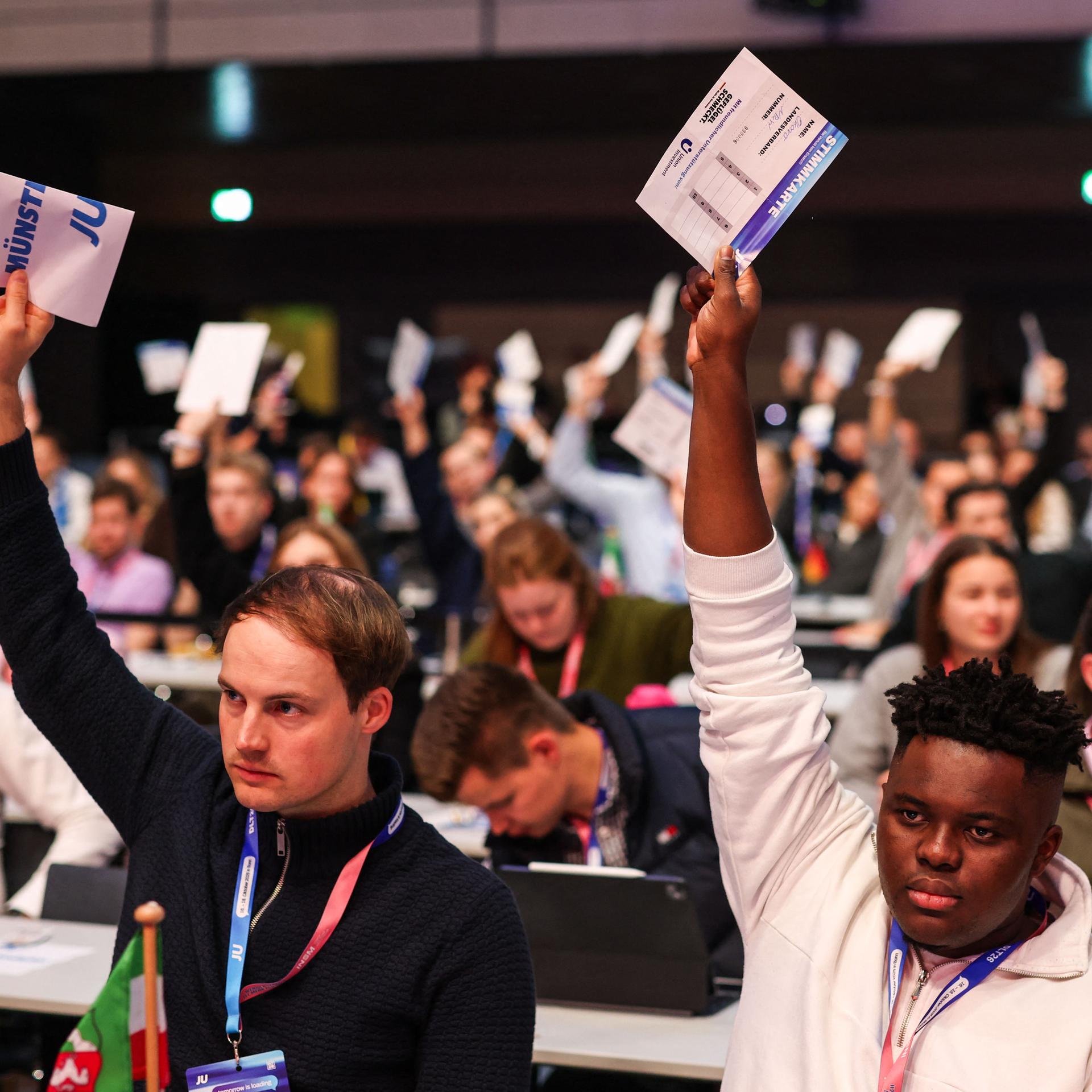 Delegierte stimmen beim Deutschlandtag der Jungen Union in Bonn mit ihren Stimmkarten ab. 