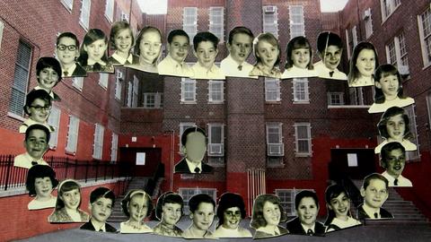 Collage zur Dokumentation "Als wir Tyrannen waren": Vor dem Hintergrund eines Fotos eines Backsteingebäudes, vermutlich der Schule, an der es den in der Dokumentation beschrieben Mobbingfall gab, sind knapp 30 schwarzweiße Porträtfotos von Kindern zu einem Kreis arrangiert, vermutlich die Klasse, in der ein Kind gemobbt wurde. In der Mitte des Kreise befindet sich ein Porträtfoto eines einzelnen Kindes, dessen Gesichtszüge unkenntlich gemacht wurden, vermutlich das Porträt des Mobbingopfers.