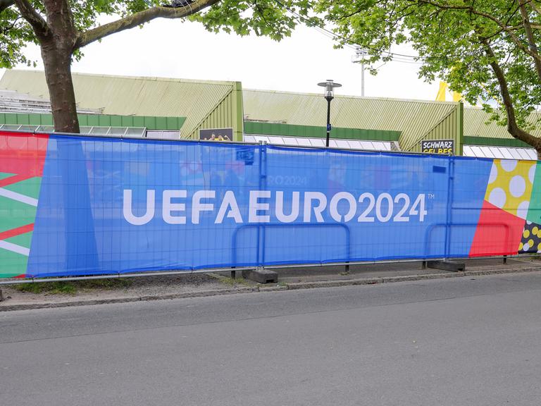 Absperrungen vor dem Stadion in Dortmund für die Fußball-EM
