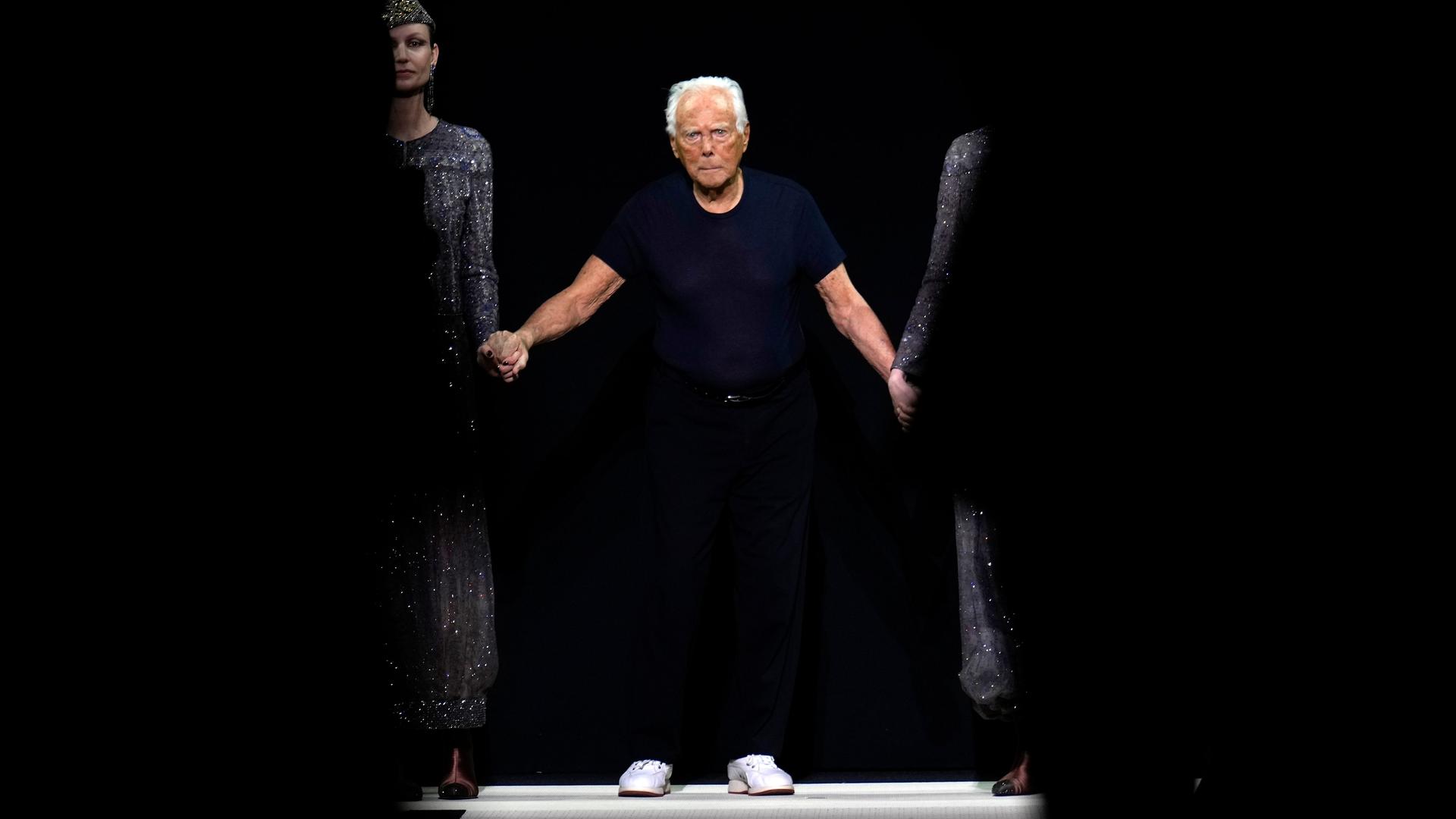 Der Designer Giorgio Armani bedankt sich für den Applaus am Ende der Präsentation der Giorgio Armani Herbst/Winter 2025-2026 Damenkollektion, die während der Mailänder Modewoche präsentiert wurde. Der Designer Giorgio Armani bedankt sich für den Applaus am Ende der Präsentation der Giorgio Armani Herbst/Winter 2025-2026 Damenkollektion, die während der Mailänder Modewoche präsentiert wurde.