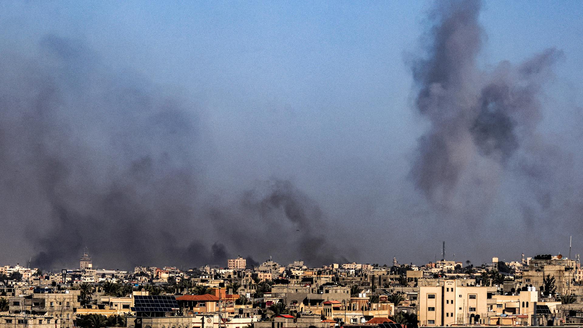 Rauch über der Stadt Chan Yunis, wo die israelische Luftwaffe erneut Angriffe geflogen hat.
