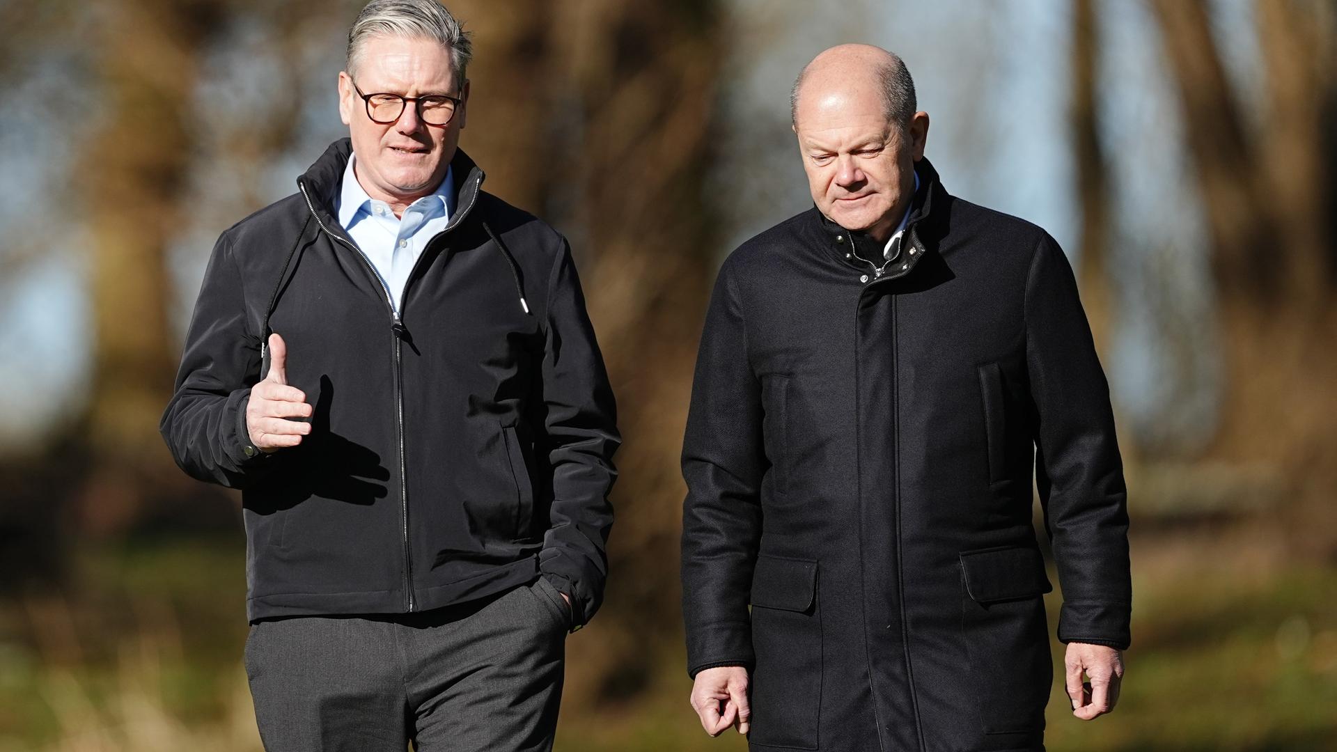 Bundeskanzler Olaf Scholz und der britische Premierminister Keir Starmer gehen auf dem Landsitz in Chequers bei London spazieren. 