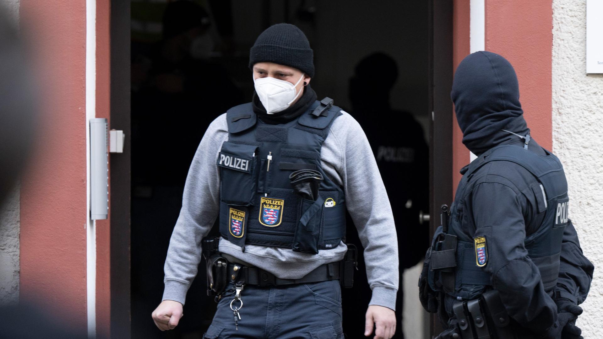 Bei einer Razzia gegen sogenannte «Reichsbürger» stehen Polizisten vor einem durchsuchten Objekt in Frankfurt. 