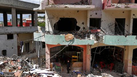 Blick auf mehrere Gebäude im Libanon, die im Krieg mit Israel zerstört wurden. 