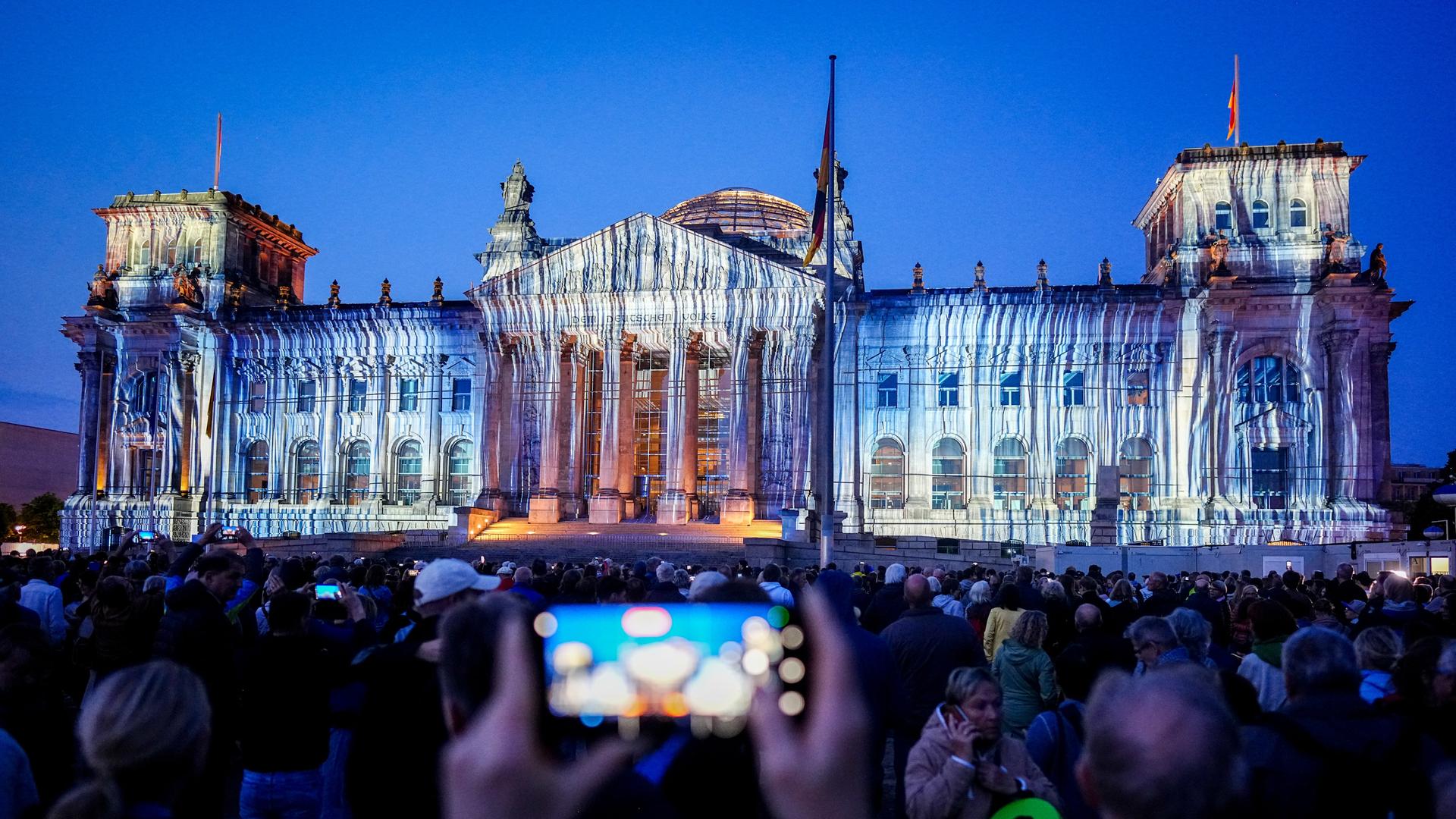 30 Jahre nach seiner Verhüllung wird das Reichstagsgebäude nach dem damaligen Vorbild angestrahlt. 