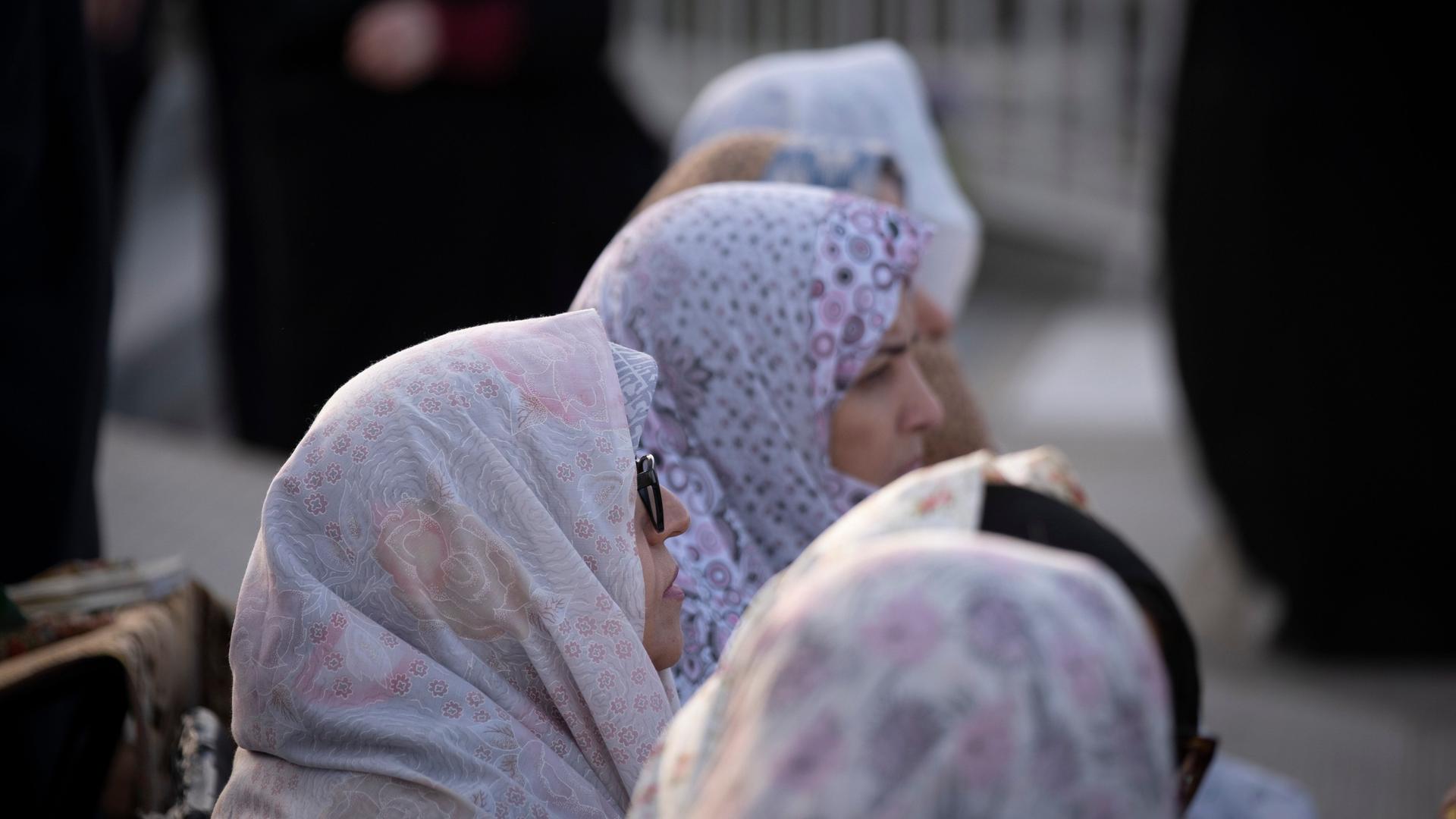 Verschleierte iranische Frauen versammeln sich an einem heiligen Schrein, um an einer Massengebetszeremonie zum Fastenbrechen in Teheran teilzunehmen.