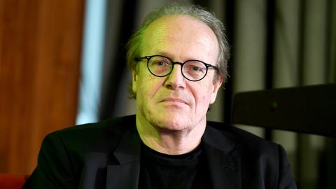 Thomas Flierl schaut direkt in die Kamera. Er trägt ein schwarzes Sakko und eine runde schwarze Brille. Thomas Flierl schaut direkt in die Kamera. Er trägt ein schwarzes Sakko und eine runde schwarze Brille.