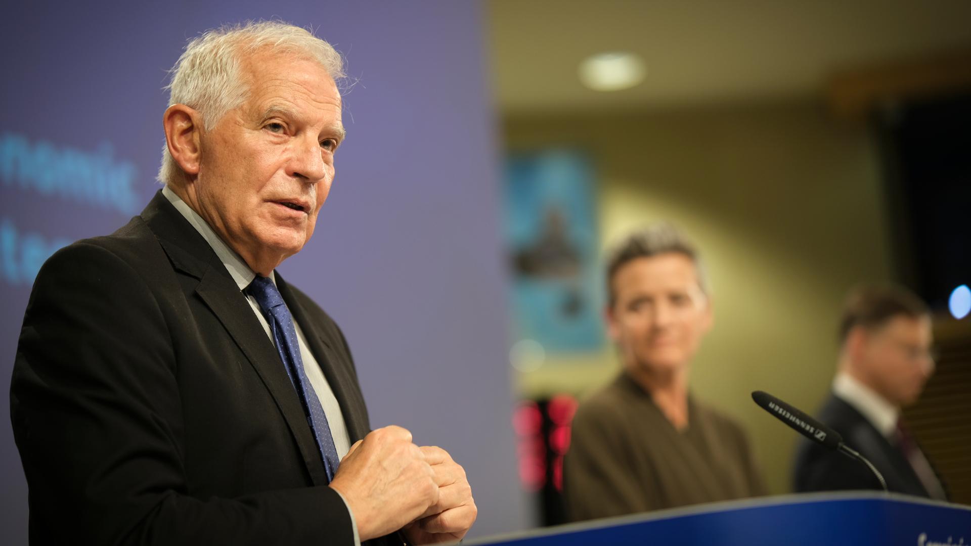 EU-Außen- und Sicherheitsberater Josep Borrell steht bei einer Konferenz am Rednerpult. EU-Außen- und Sicherheitsberater Josep Borrell steht bei einer Konferenz am Rednerpult.