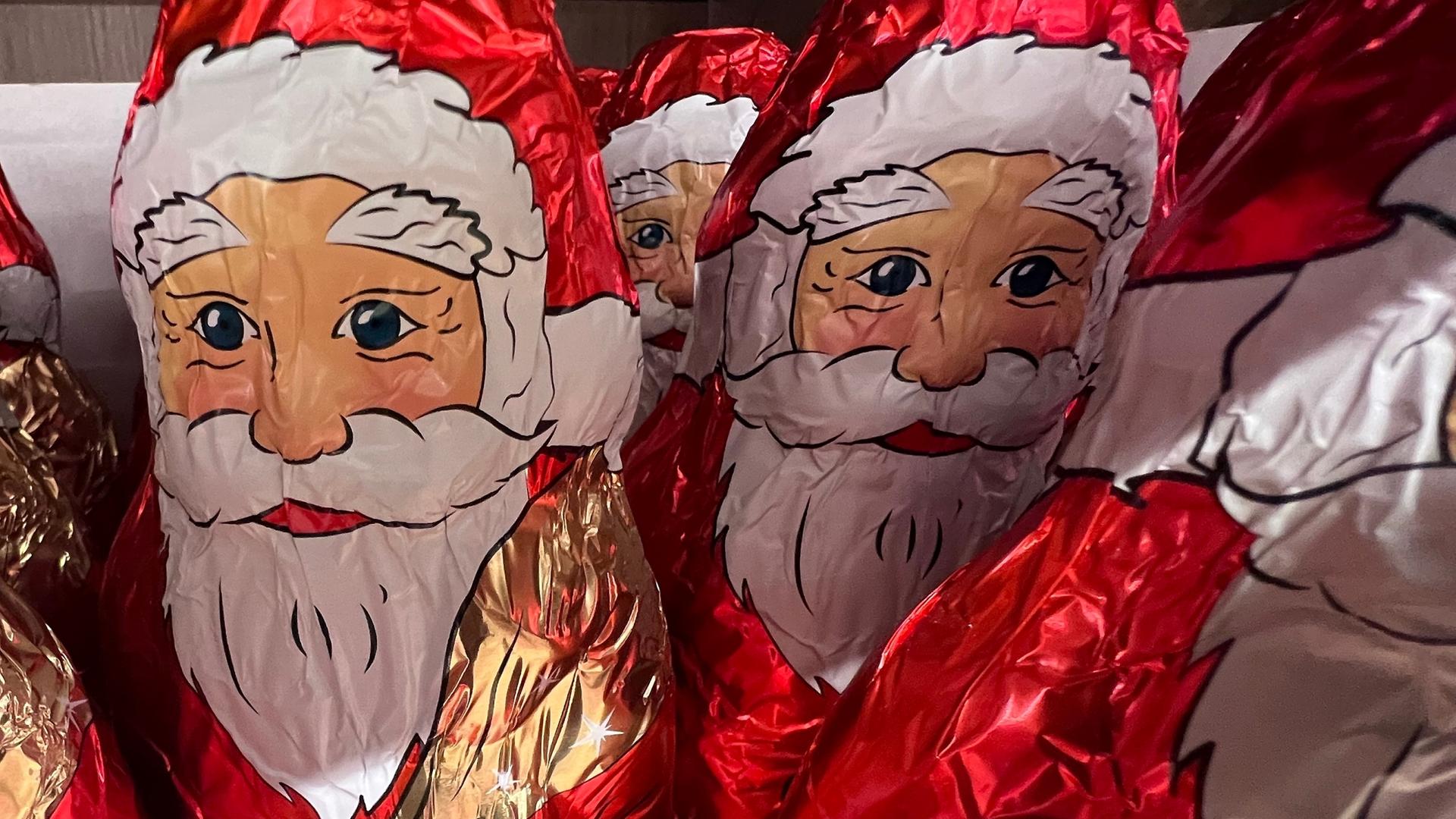 Rot-weiss verpackte Schokoweihnachtsmänner im Supermarkt. 