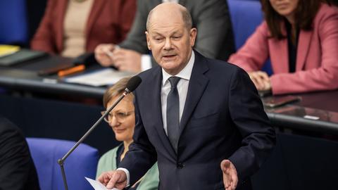 Berlin: Bundeskanzler Olaf Scholz (SPD) spricht bei der Befragung der Bundesregierung im Plenarsaal im Deutschen Bundestag.