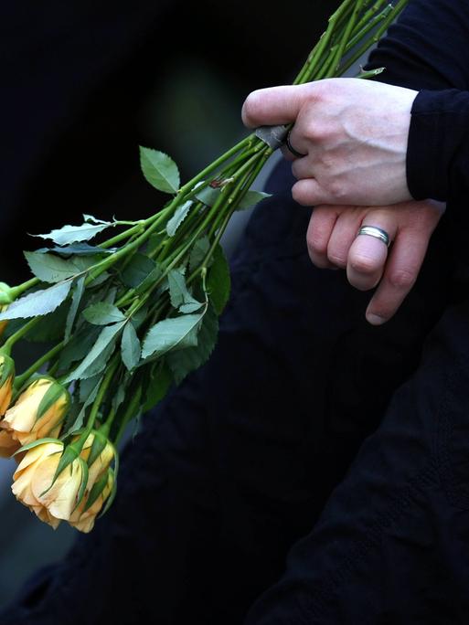 Angehörige, Lehrer, Schüler und ehemalige Schüler, Politiker der Stadt und des Landes Thüringen, sowie zahlreiche Bürger der Stadt Erfurt gedachten am 11. Jahrestag der Opfer des Amoklaufes am Gutenberg-Gymnasium. Angehörige, Lehrer, Schüler und ehemalige Schüler, Politiker der Stadt und des Landes Thüringen, sowie zahlreiche Bürger der Stadt Erfurt gedachten am 11. Jahrestag der Opfer des Amoklaufes am Gutenberg-Gymnasium.