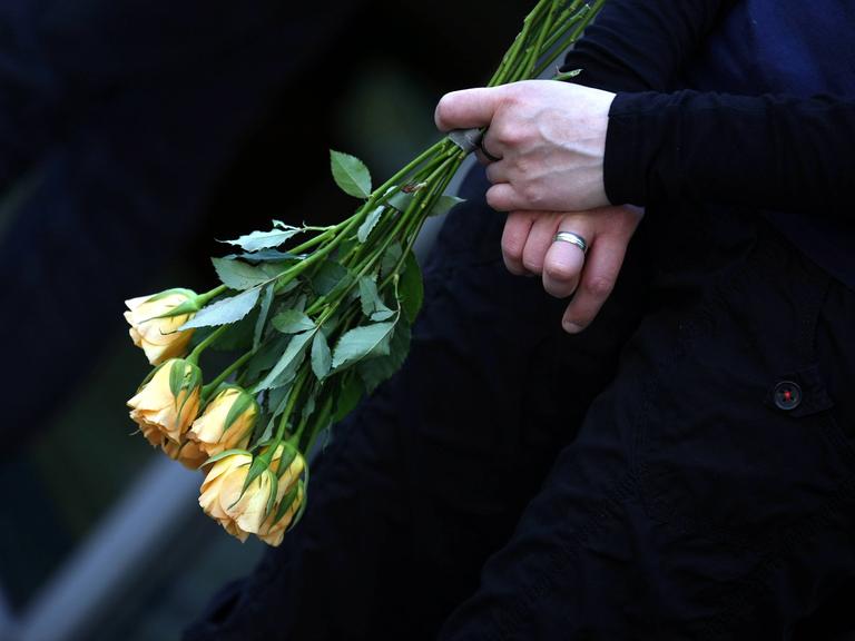 Angehörige, Lehrer, Schüler und ehemalige Schüler, Politiker der Stadt und des Landes Thüringen, sowie zahlreiche Bürger der Stadt Erfurt gedachten am 11. Jahrestag der Opfer des Amoklaufes am Gutenberg-Gymnasium. Angehörige, Lehrer, Schüler und ehemalige Schüler, Politiker der Stadt und des Landes Thüringen, sowie zahlreiche Bürger der Stadt Erfurt gedachten am 11. Jahrestag der Opfer des Amoklaufes am Gutenberg-Gymnasium.