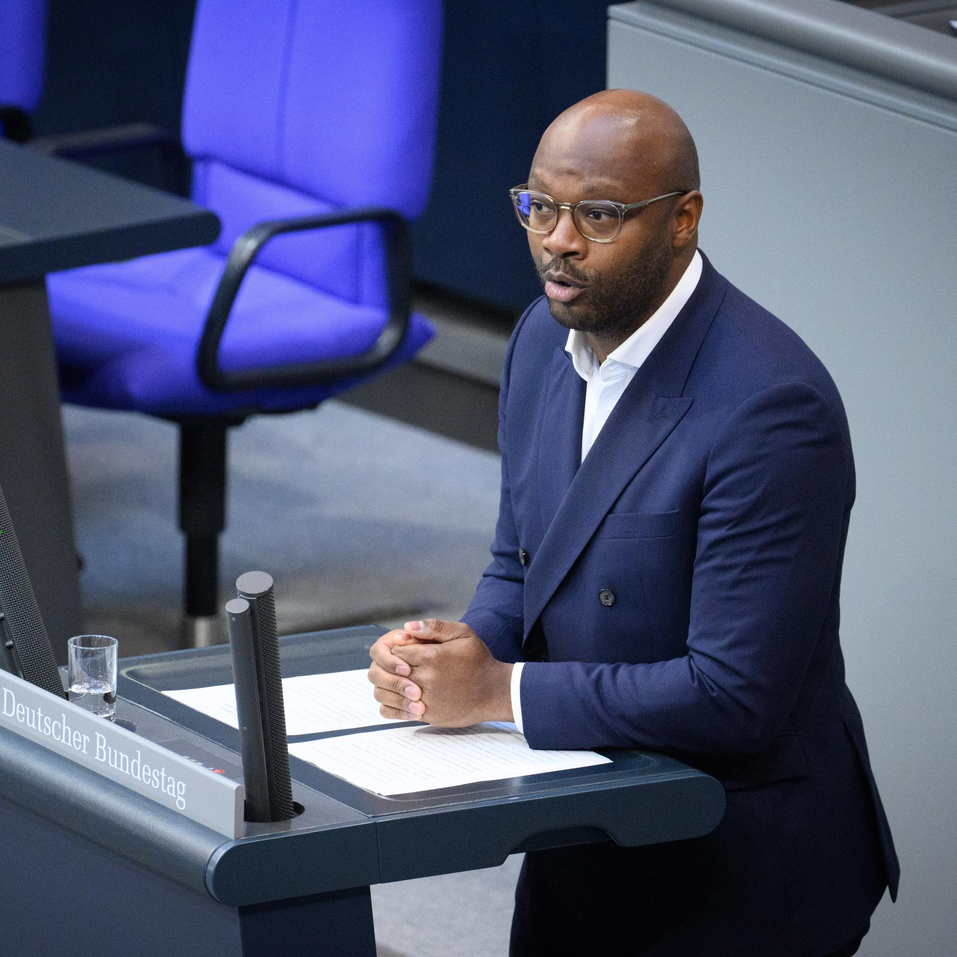 Armand Zorn (SPD) spricht in der 87. Plenarsitzung der 21. Legislaturperiode im Deutschen Bundestag. 