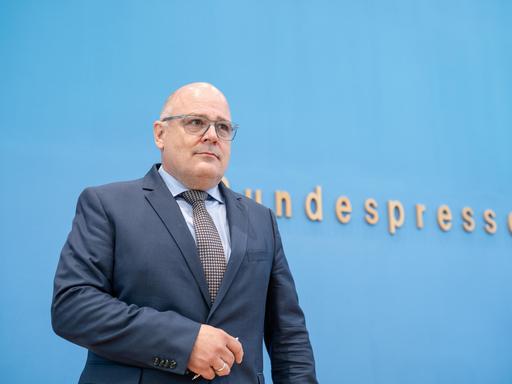 Steffen Kampeter steht im Anzug hinter dem Pult der Bundespressekonferenz.