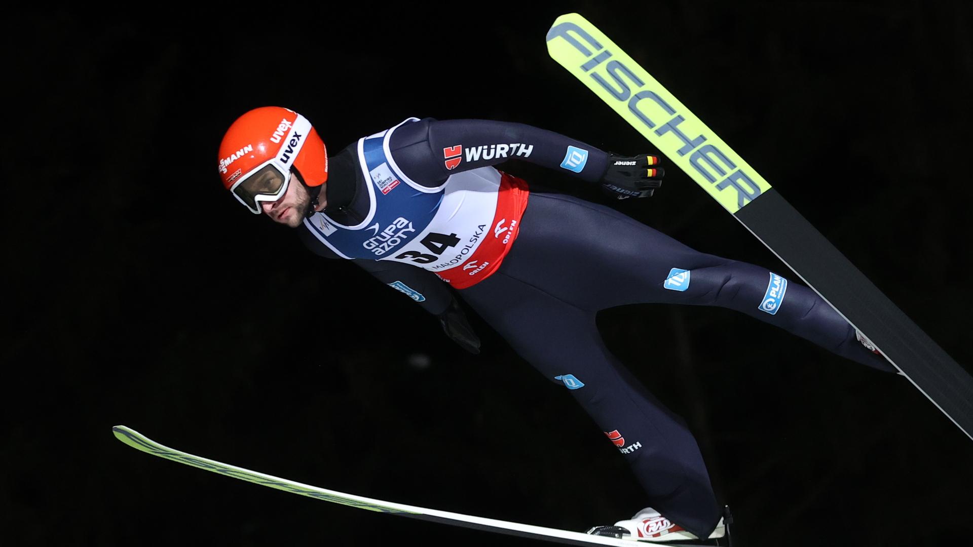 Der Skispringer Markus Eisenbichler tief über seine Skier nach vorn gebeugt sim Flug