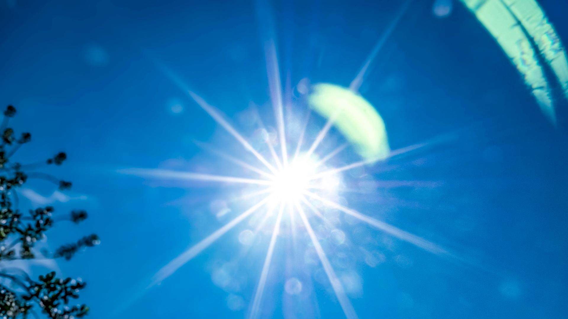 Die Sonne flimmert am blauen Himmel.