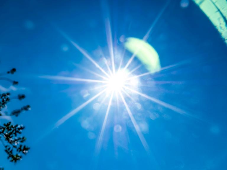 Die Sonne flimmert am blauen Himmel. Die Sonne flimmert am blauen Himmel.