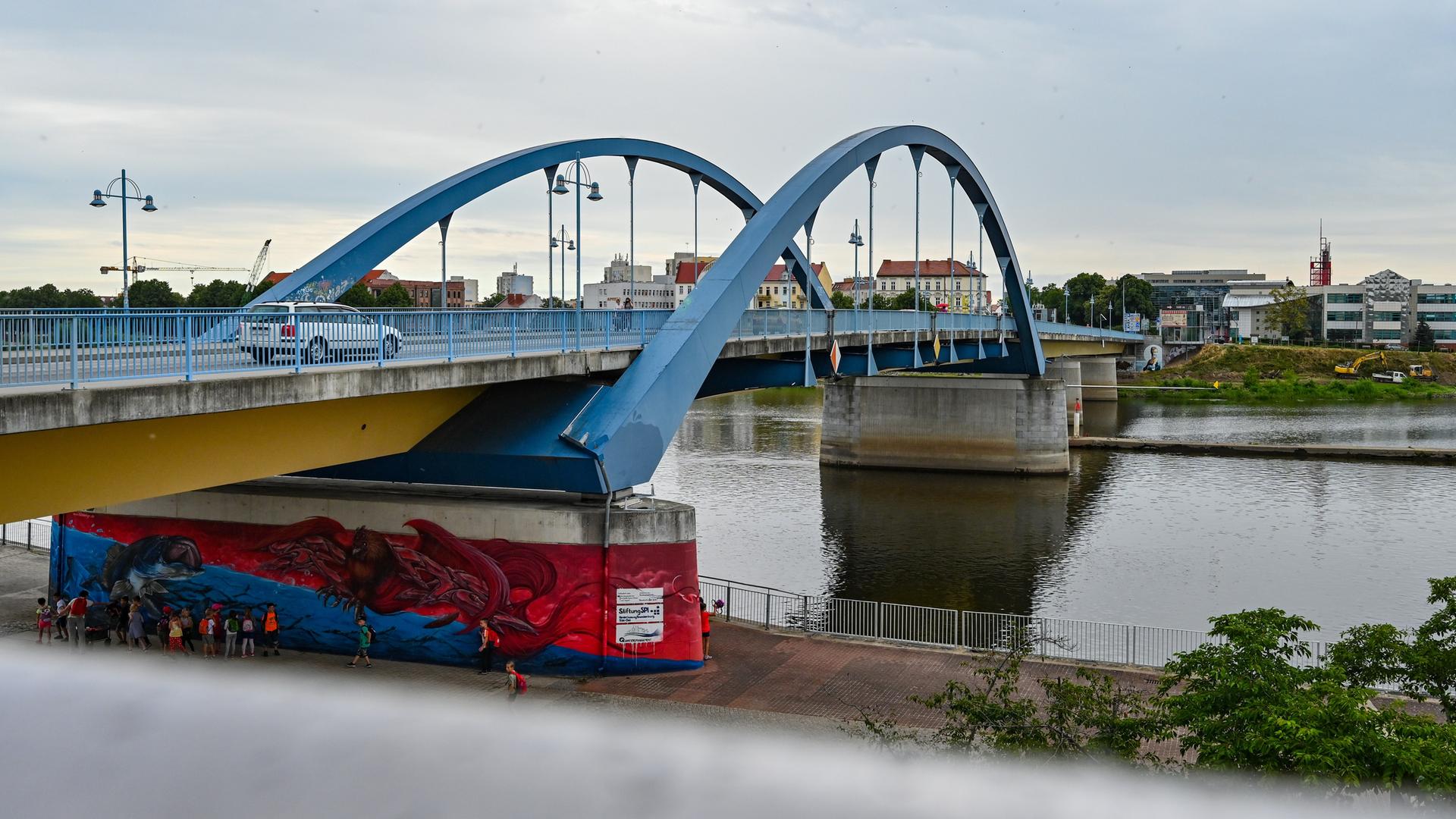 Der Grenzübergang Stadtbrücke in Frankfurt (Oder) über den Grenzfluss Oder zur polnischen Stadt Slubice.