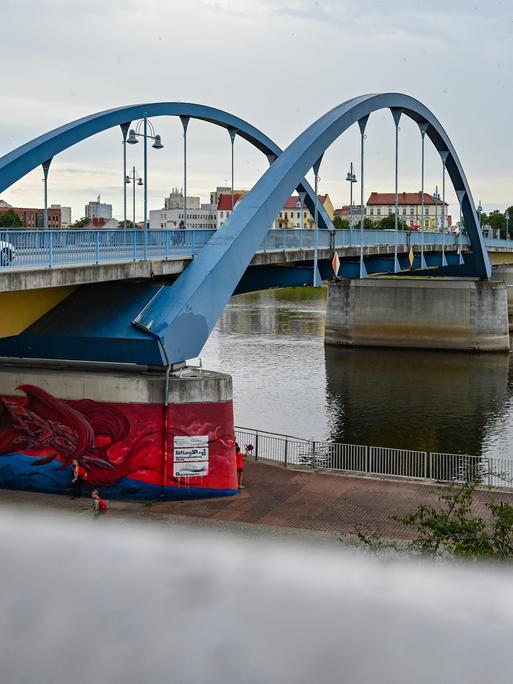 Der Grenzübergang Stadtbrücke in Frankfurt (Oder) über den Grenzfluss Oder zur polnischen Stadt Slubice.