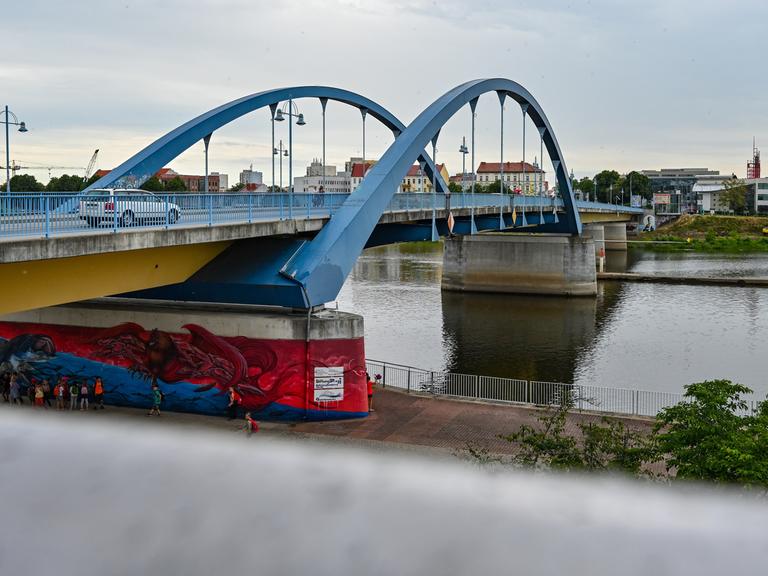 Der Grenzübergang Stadtbrücke in Frankfurt (Oder) über den Grenzfluss Oder zur polnischen Stadt Slubice.