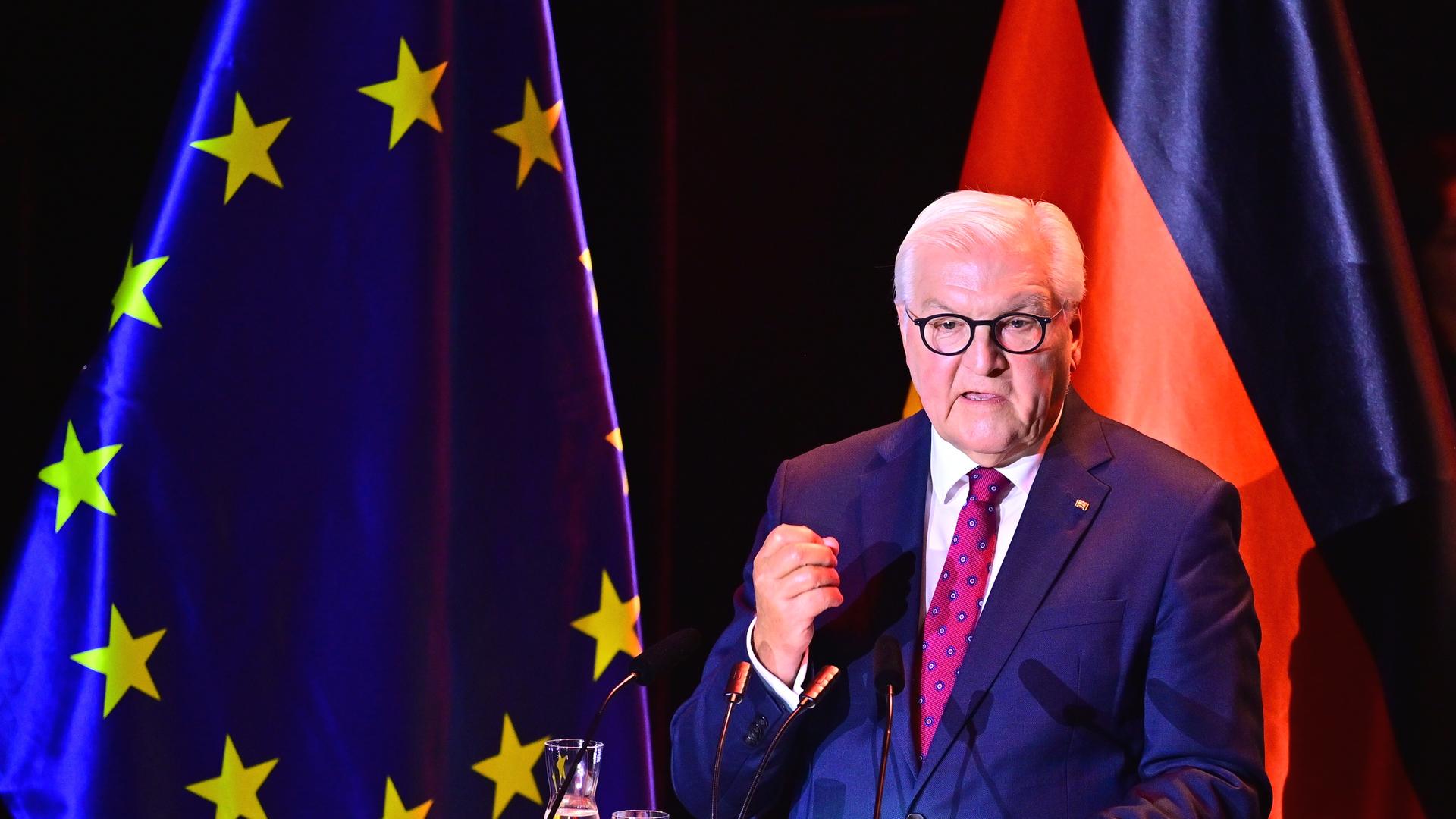 Bundespräsident Frank-Walter Steinmeier spricht beim Festakt zum Tag der Deutschen Einheit im Bremer Konzerthaus. 