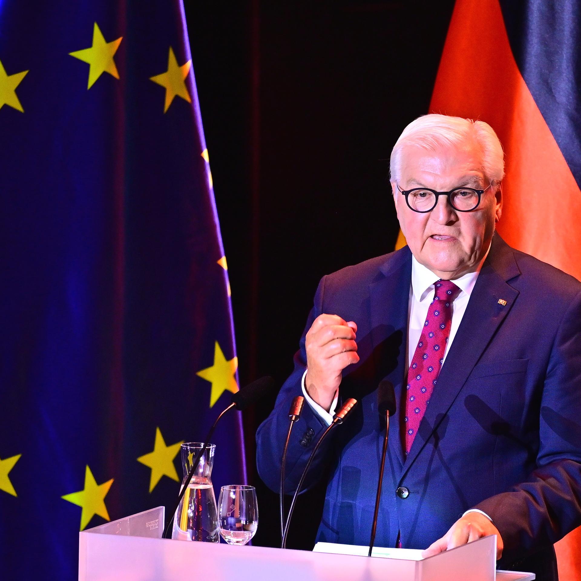 Bundespräsident Frank-Walter Steinmeier spricht beim Festakt zum Tag der Deutschen Einheit im Bremer Konzerthaus. 