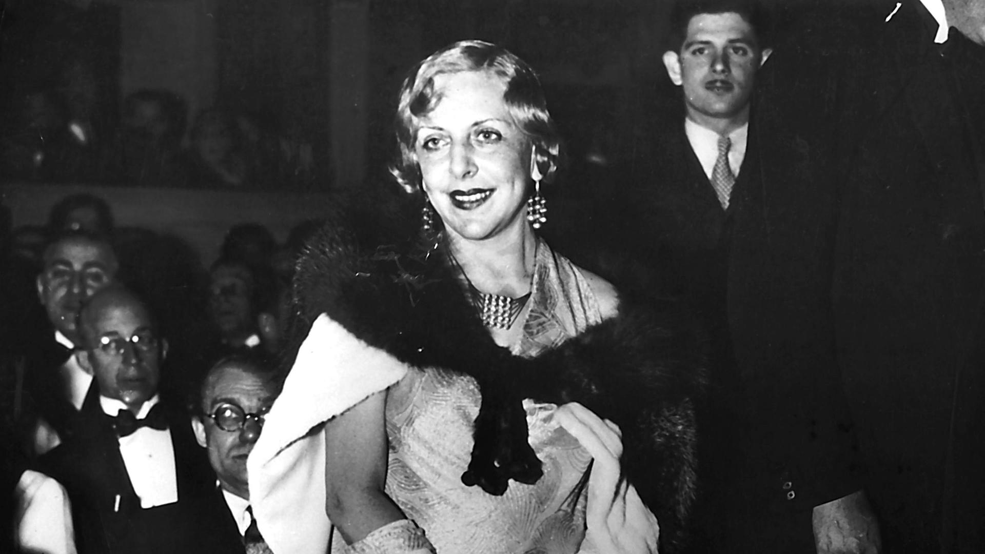 Ein schwarz-weiß Foto zeigt die Schriftstellerin Vicky Baum 1932 in New York. Sie trägt ein schickes Abendkleid bei der Premiere des Films 'Grand Hotel', der nach der Vorlage ihre gleichnamigen Buchs gedreht wurde. Ein schwarz-weiß Foto zeigt die Schriftstellerin Vicky Baum 1932 in New York. Sie trägt ein schickes Abendkleid bei der Premiere des Films 'Grand Hotel', der nach der Vorlage ihre gleichnamigen Buchs gedreht wurde.