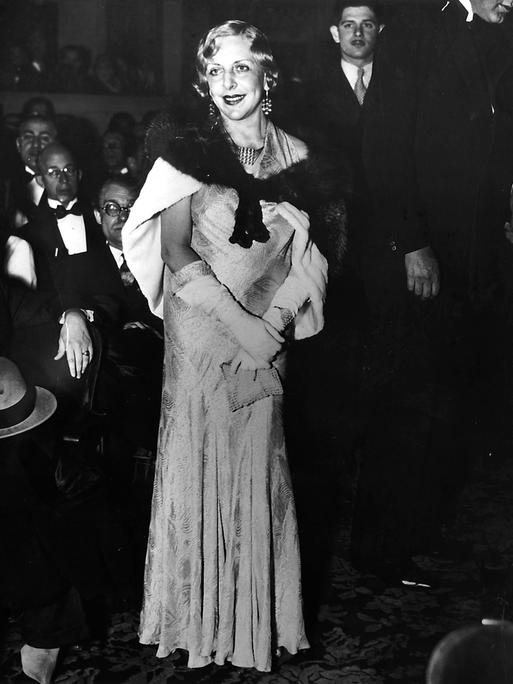 Ein schwarz-weiß Foto zeigt die Schriftstellerin Vicky Baum 1932 in New York. Sie trägt ein schickes Abendkleid bei der Premiere des Films 'Grand Hotel', der nach der Vorlage ihre gleichnamigen Buchs gedreht wurde.