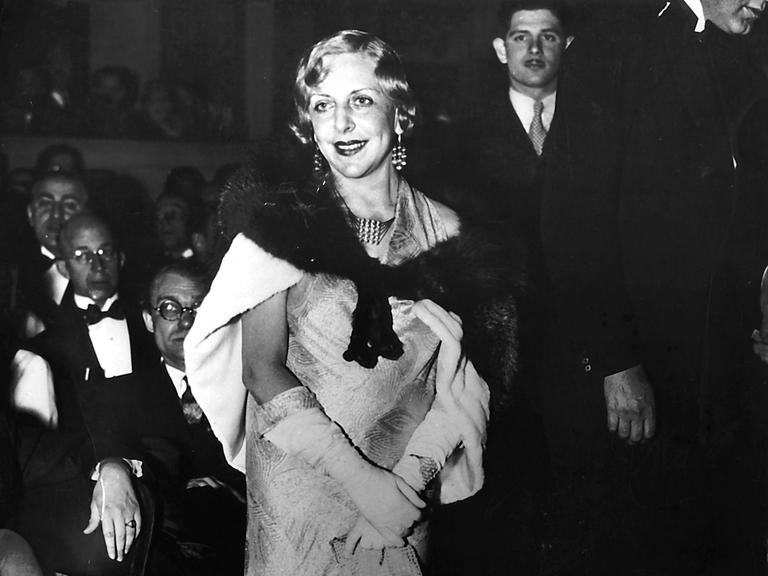 Ein schwarz-weiß Foto zeigt die Schriftstellerin Vicky Baum 1932 in New York. Sie trägt ein schickes Abendkleid bei der Premiere des Films 'Grand Hotel', der nach der Vorlage ihre gleichnamigen Buchs gedreht wurde.