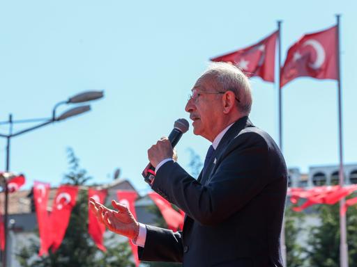 Wahlkampf in der Türkei im Frühjahr 2023: der Präsidentschaftskandidat der Opposition Kemal Kilicdaroglu mit Mikro vor türkischen Flaggen bei einer Wahlkampfveranstaltung