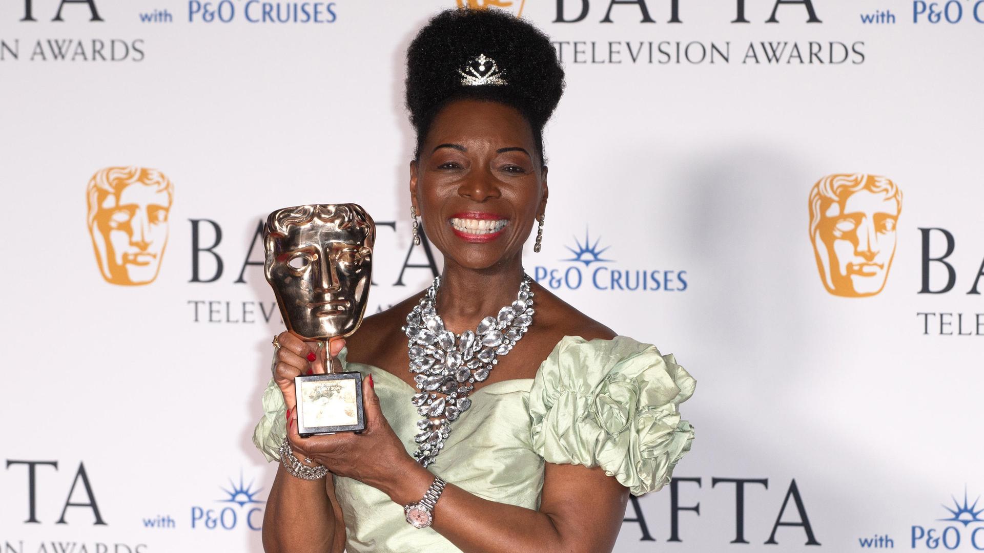Floella Benjamin mit dem BAFTA Television Award in der Hand Floella Benjamin mit dem BAFTA Television Award in der Hand