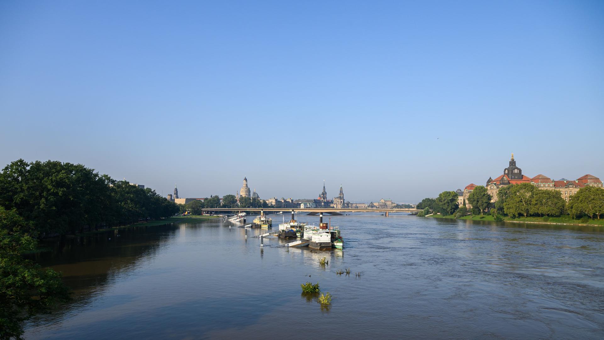 Die Anleger für die Schiffe der Sächsischen Dampfschifffahrt sind vom Hochwasser der Elbe umspült, im Hintergrund ist die Altstadtkulisse und die teilweise eingestürzte Carolabrücke zu sehen.