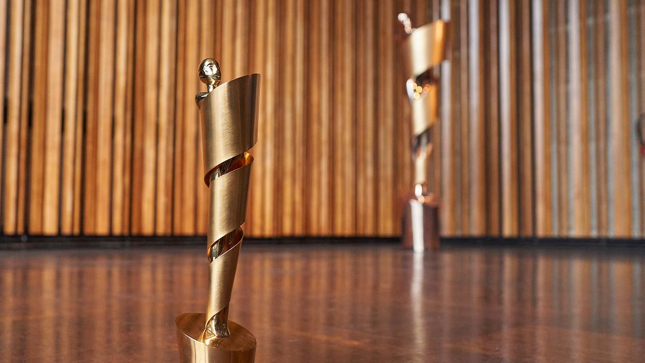 Die goldene Statue Lola in einer Nahaufnahme im Foyer des Berliner Kino International. 