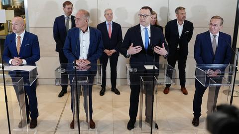CSU-Landesgruppenchef Hoffmann, SPD-Fraktionsvorsitzender Miersch, Vorsitzender der Unions-Fraktion im Bundestag, Spahn und Verteidigungsminister Pistorius (SPD), geben eine Pressekonferenz zur Grundsatzeinigung im Streit um die Wehrdienst-Reform.