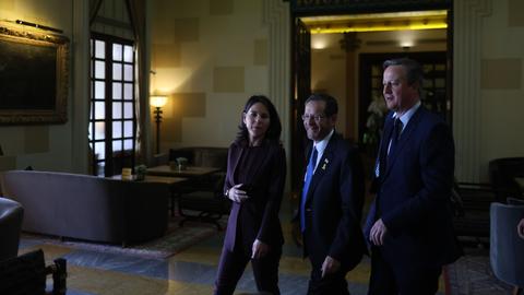Israel, Jerusalem: Die deutsche Außenministerin Annalena Baerbock und der britische Außenminister David Cameron (r) kommen zu einem Treffen mit dem israelischen Staatspräsidenten Isaac Herzog (M) in einem Hotel in Jerusaelem.