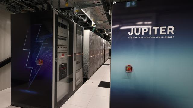 Ein Teil des Super-Computers "Jupiter". Der Name ist auch auf der blauen Stirn-Seite der Rechner aufgedruckt. 