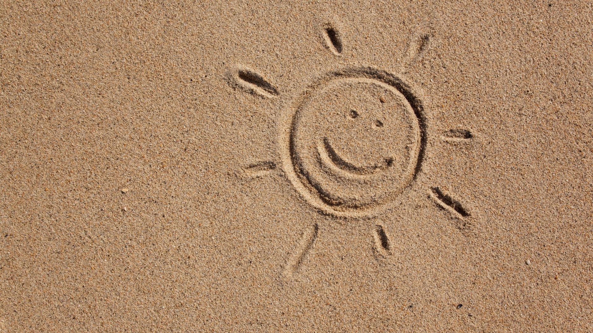 Strichzeichnung einer Sonne am Strand