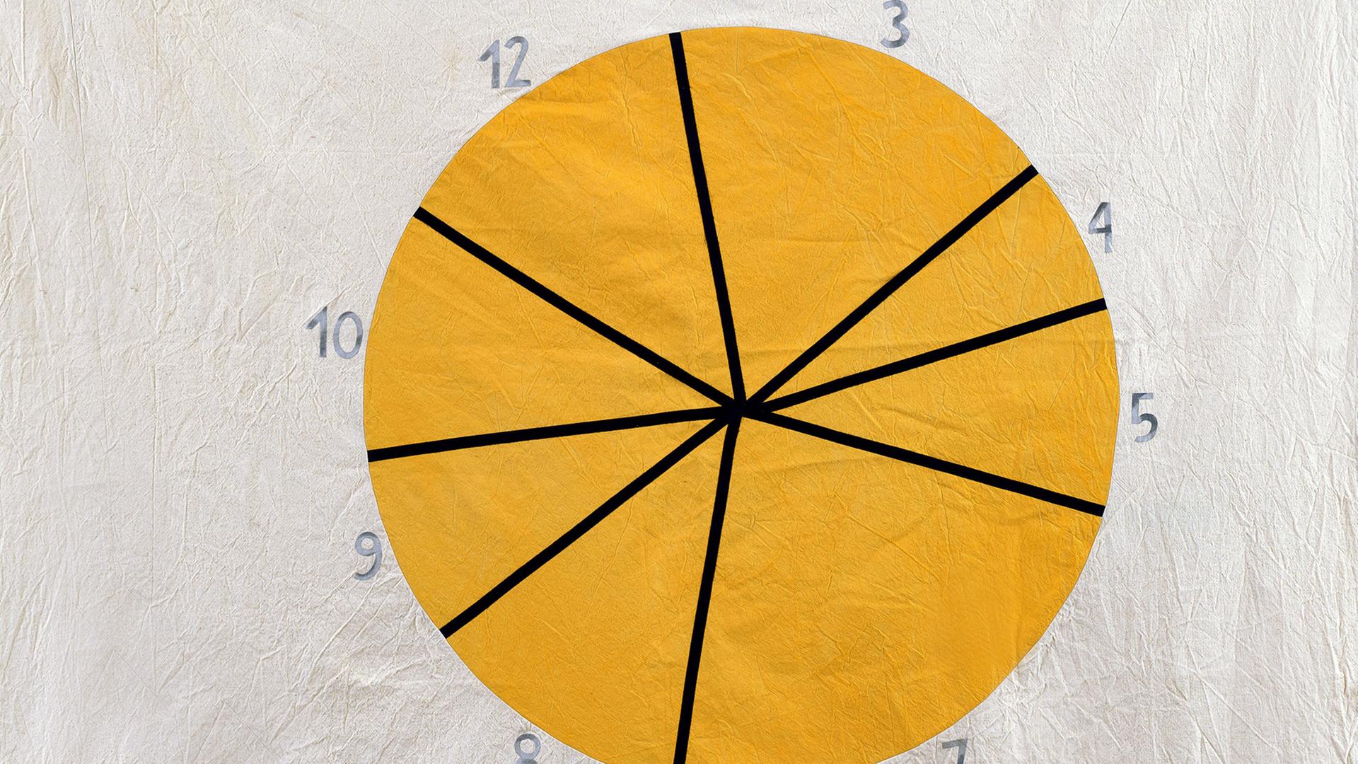 18 Menschen dokumentieren mit Aufnahmegerät  ihren Alltag. Zu sehen: Eine gelbe,gemalte Uhr auf grauem Hintergrund. 