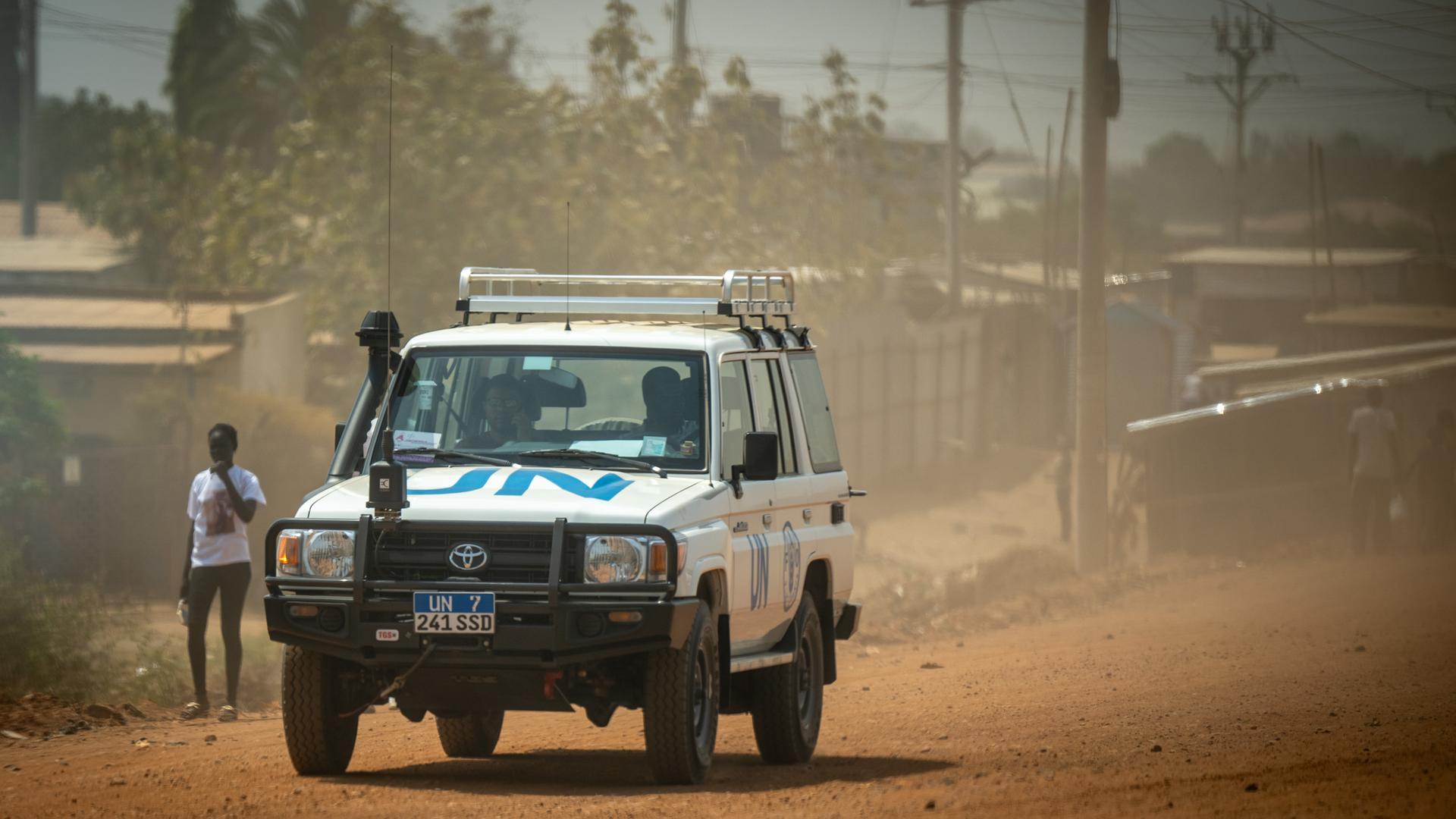 Südsudan, Juba: Ein Geländewagen der Mission Unmiss der Vereinten Nationen ist auf den Straßen von Juba unterwegs. 