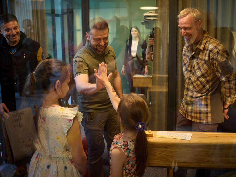 Der ukrainische Präsident Volodymyr Selenskyj begrüßt Ende Mai 2023 ukrainische Kinder bei der Eröffnung eines Zentrums in Kiew im Rahmen des Engagements zur Rückholung von nach Russland entführten Kindern. 
