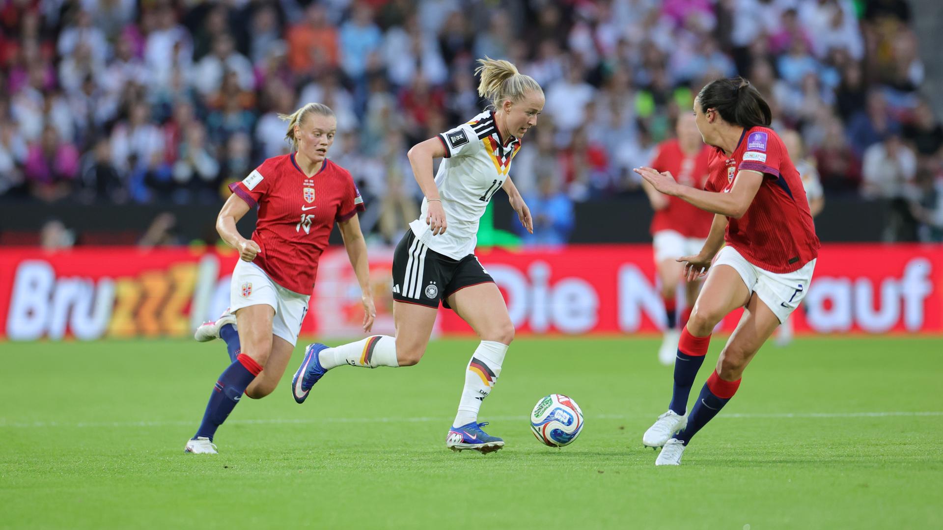 Lea Schüller setzt sich gegen zwei norwegische Spielerinnen durch. 