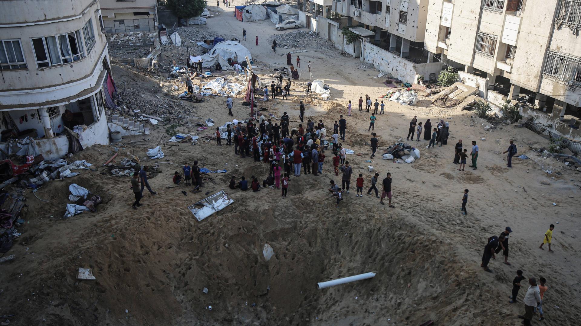 Nach einem israelischen Luftangriff untersuchen Palästinenser den Ort der Zerstörung. Nach einem israelischen Luftangriff untersuchen Palästinenser den Ort der Zerstörung.