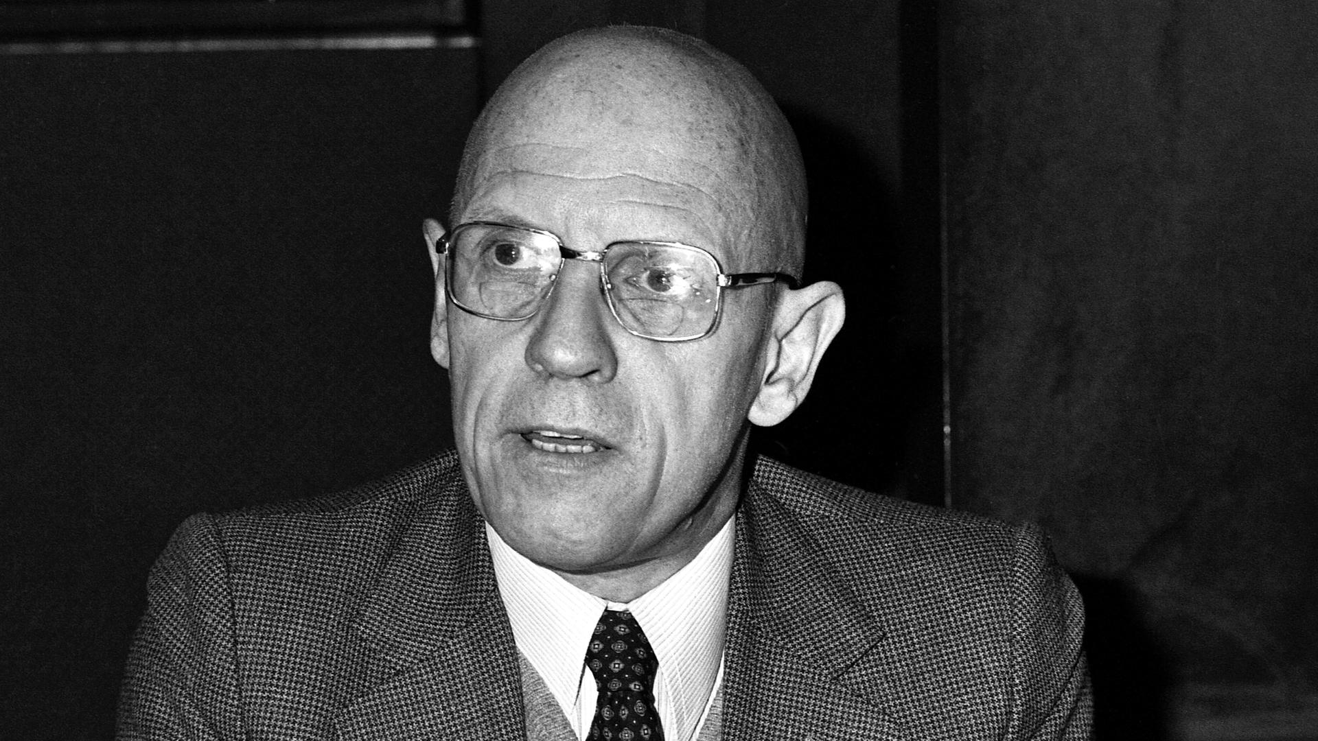 Philosoph und Schriftsteller Michel Foucault auf einer älteren Schwarz-Weiß-Aufnahme. Er schaut freundlich-verhalten. Philosoph und Schriftsteller Michel Foucault auf einer älteren Schwarz-Weiß-Aufnahme. Er schaut freundlich-verhalten.