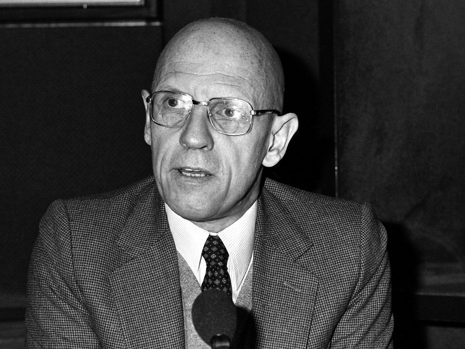 Philosoph und Schriftsteller Michel Foucault auf einer älteren Schwarz-Weiß-Aufnahme. Er schaut freundlich-verhalten.